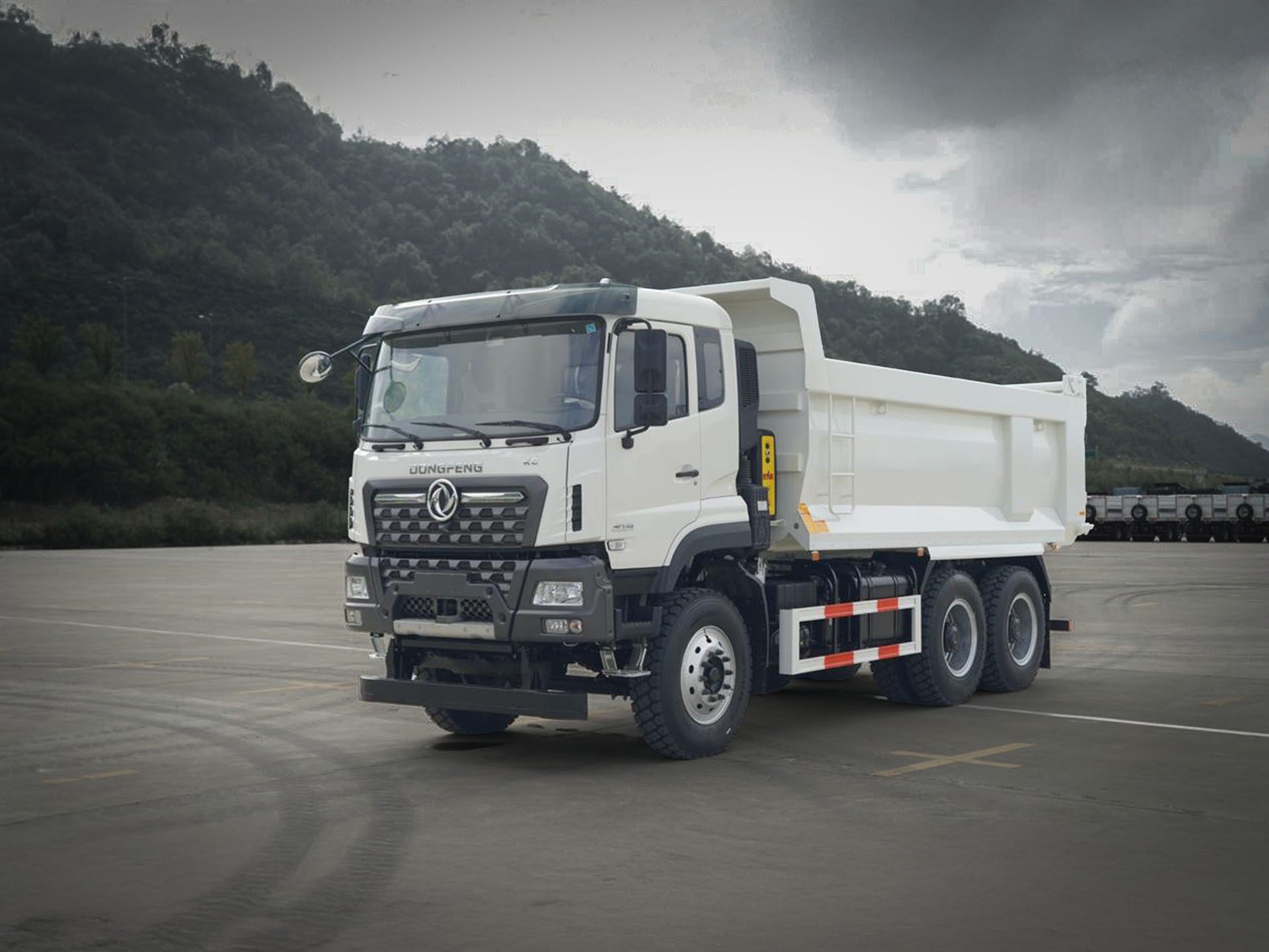 شاحنة دونغ فينغ KC قلاب المميزة لدى شركة عبدالعزيز القشعمي التجارية