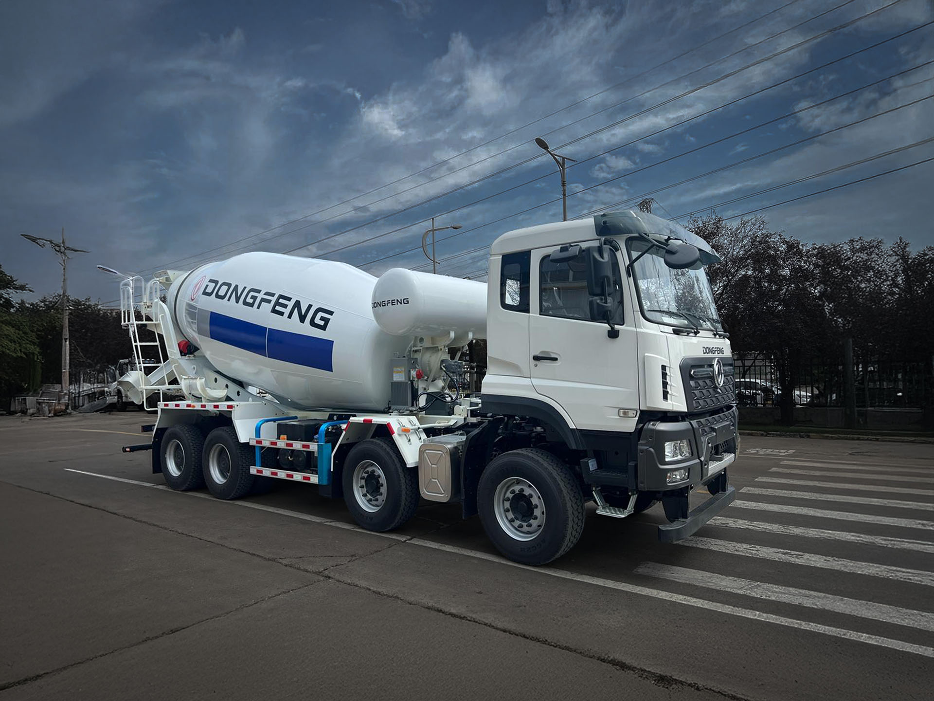 شاحنة دونغ فينغ KC mixer المميزة لدى شركة عبدالعزيز القشعمي التجارية