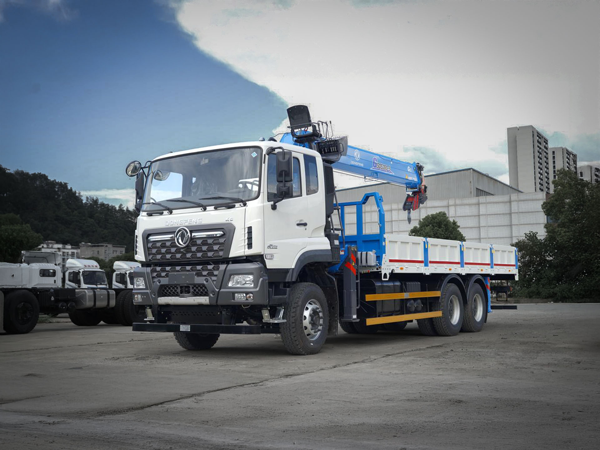 شاحنة دونغ فينغ KC ونش المميزة لدى شركة عبدالعزيز القشعمي التجارية